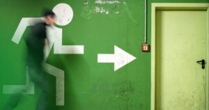 تخلیه ساختمان در بحران | راهنمای تصمیم‌گیری